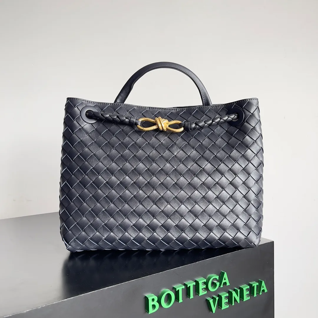 The 2023 new Andiamo batch of 2260 BV has been shipped‼ ️Really popular🔥The new Andiamo woven handbag launched by Bottega Veneta this season is really popular all over the world! ! Celebrities at home and abroad have worn it, and Oscar-winning actress Michelle Yeoh has taken it out on the street. Song Jia, Trai Yara, Yu Feihong, Sanji Ayaka, Rosie Hunting-Whiteley, Yoshioka Riho, etc. have all picked up this bag. It is classic and versatile, showing off its temperament, and the bag capacity is also large, which is very convenient for daily commuting! ! A variety of carrying methods, the shoulder straps can be adjusted by yourself, the original lambskin feels soft and delicate, and the unisex style breaks the gender boundaries and brings a more practical and long-lasting use experience. Andiamo, which has both elegant and casual styles, perfectly interprets the true appearance of "fashionable old money style". Style number: 743572 Size: 32*24*12